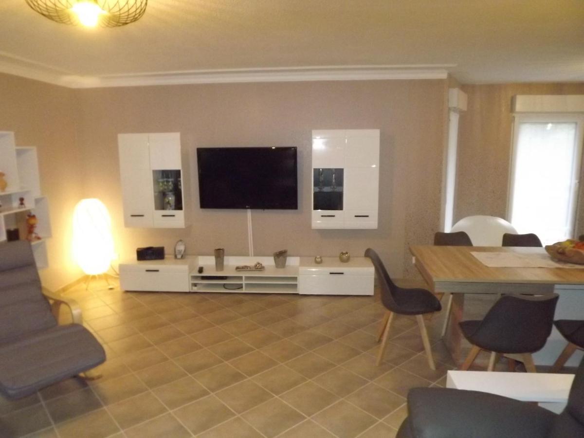 Grosszuegige Ferienwohnung Am Waldesrand Im Seenland Lauta Exterior photo